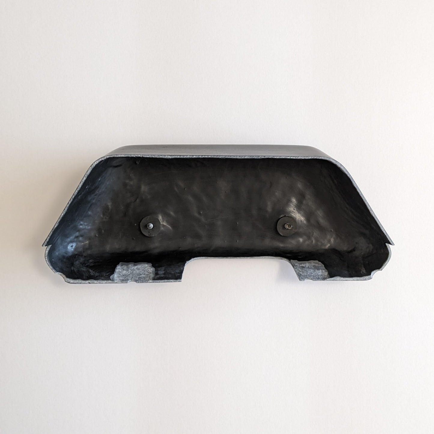 Range Rover Classic - Tailgate latch cover - MWC 8557 MWC8557 — Land Rover Cover-tailgate latch ( MWC8557 ) part for Range Rover Classic 1986 - 1991 (to Ha610293), Range Rover Classic 1992 - 1994 (from Ja610294) Classic. Reproduction of the original, made of fiberglass