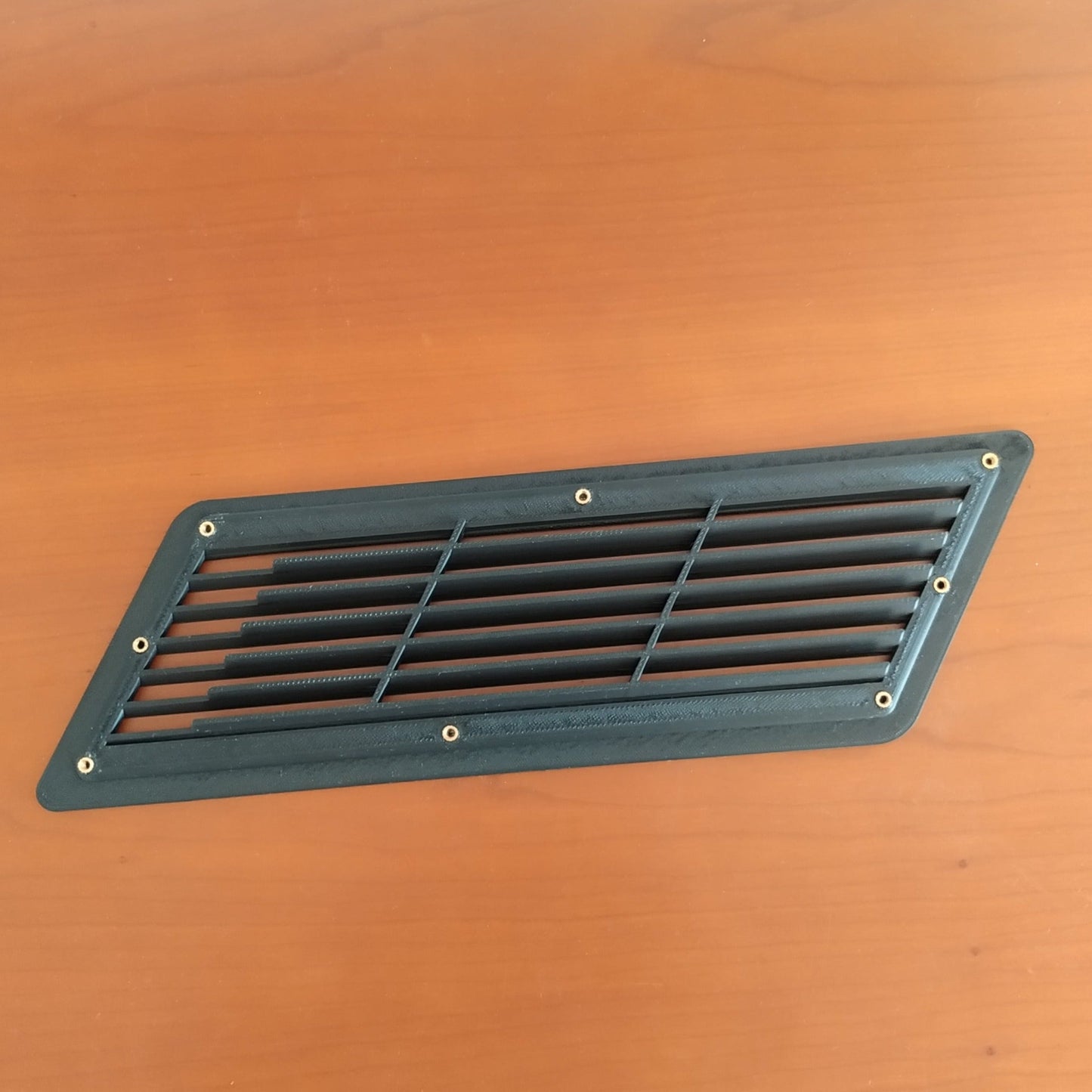 Rear Quarter Panel Vents Pair RTC6698 & RTC6699 NEW Range Rover Classic — Pair of Rear Quarter Panel Vents for NEW Range Rover Classic Left and Right Side. Using stainless steel screws instead of the fragile pins. Parts Included: - 1x RTC6698 / 390515 - 1x RTC6699 / 390516 - 18x Stainless Steel Screws