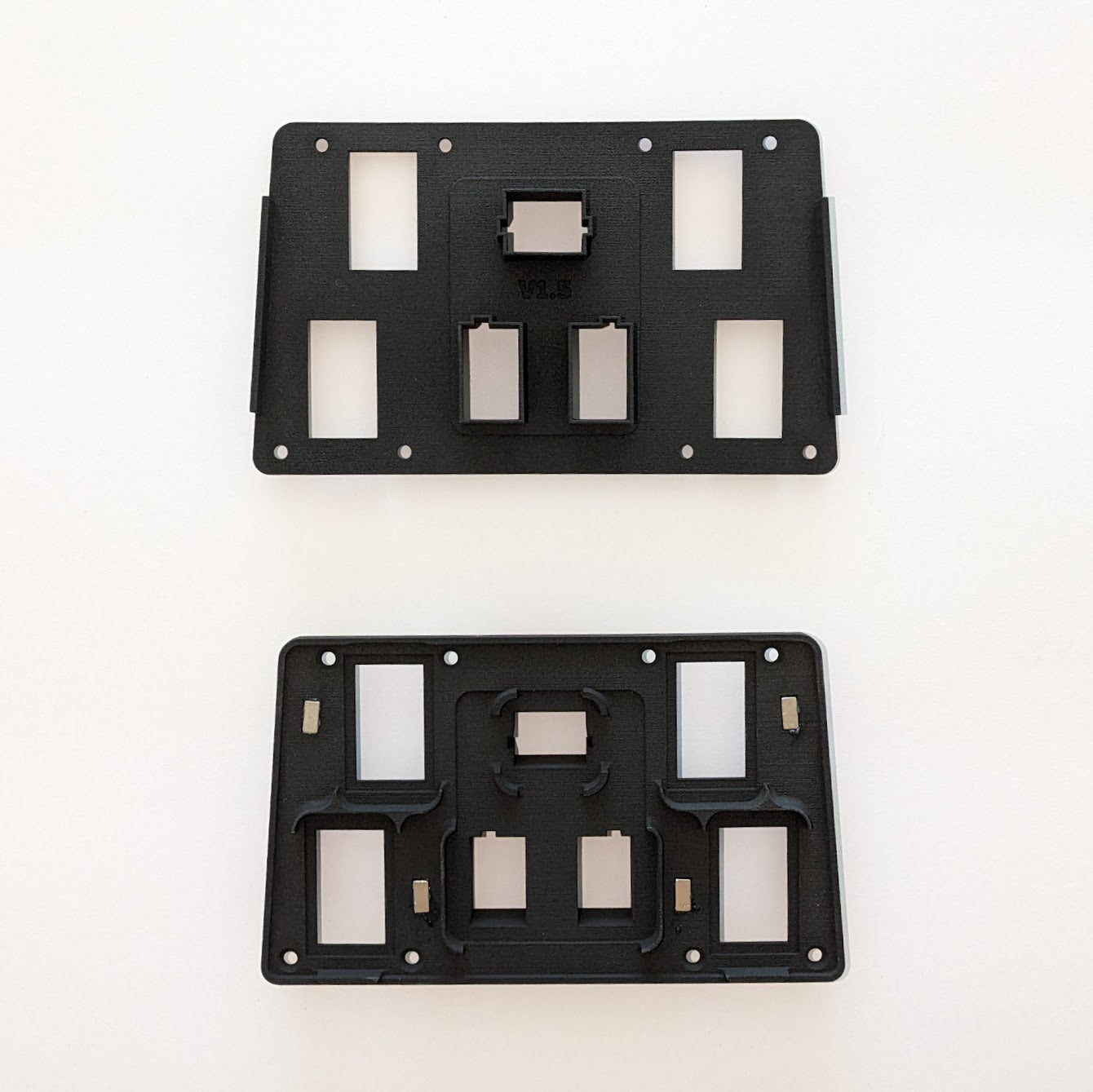 Window Switch Panel 5 Door - Range Rover Classic | Discovery — Window Switch Panel for your Discovery and Range Rover Classic. DIRECT replacement for the original window switch panel. ( AWR1439 / FHR100502 and BTR3644LNF ) We also make other variants Our switch panels have neodymium magnet clips and are made of extremely heat and sunlight resistant materials.