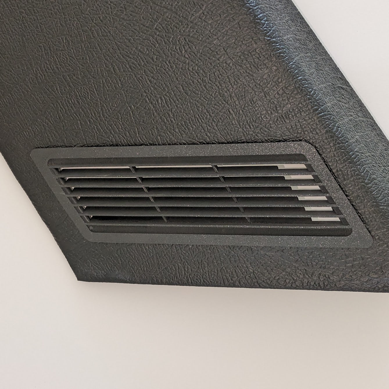 Rear Quarter Panel Vents Pair  RTC6698 & RTC6699 NEW Range Rover Classic