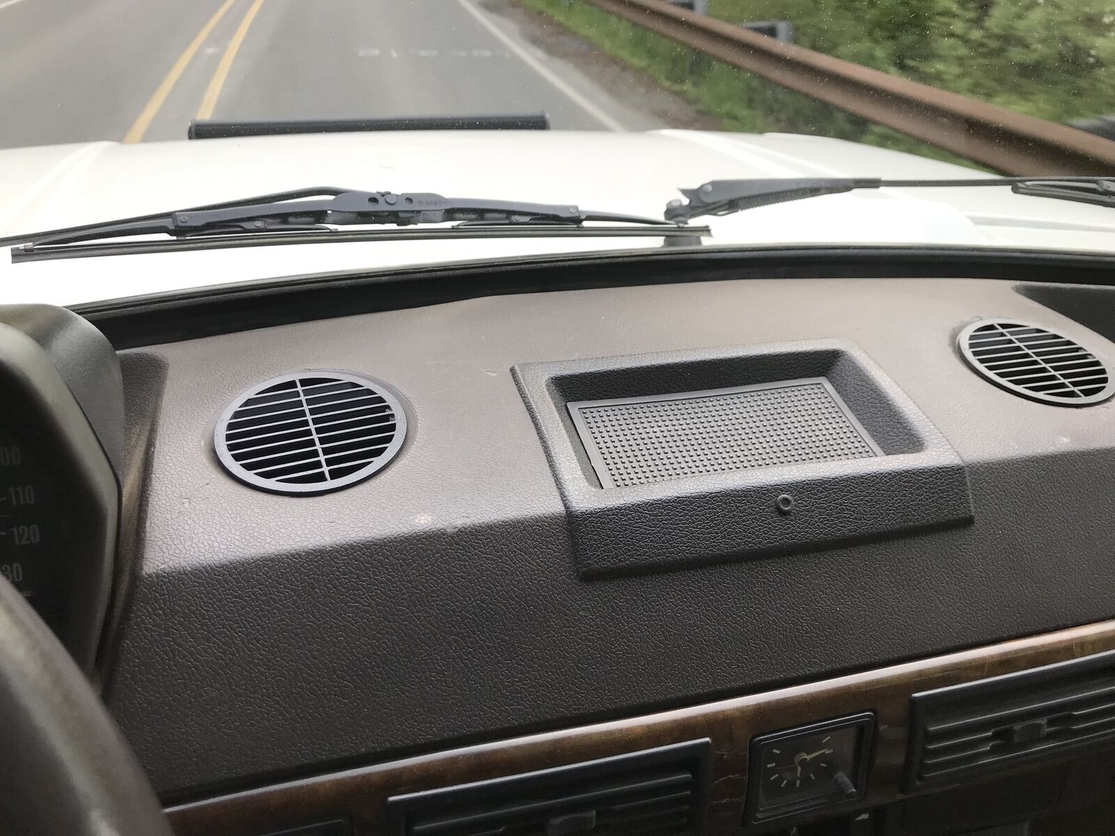 4x Demister Vent Set 390699 NEW Range Rover Classic — Complete set of 4x Demister vent for your Range Rover Classic. DIRECT replacement for 390699 compatible with Range Rovers from 1970 to 1993 (Hard Dash). The originals are prone to breaking when exposed to high temperatures and sunlight and are no longer available. Made of stronger, heat and sunlight resistant materials.