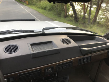 4x Demister Vent Set 390699 NEW Range Rover Classic — Complete set of 4x Demister vent for your Range Rover Classic. DIRECT replacement for 390699 compatible with Range Rovers from 1970 to 1993 (Hard Dash). The originals are prone to breaking when exposed to high temperatures and sunlight and are no longer available. Made of stronger, heat and sunlight resistant materials.