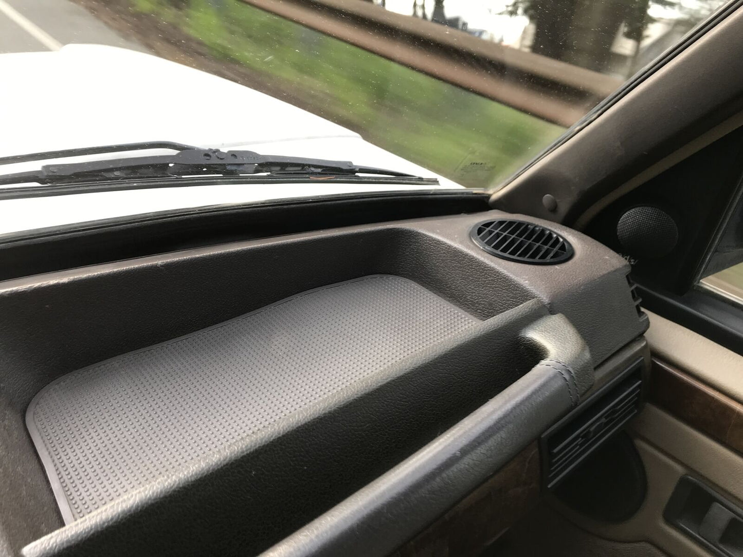4x Demister Vent Set 390699 NEW Range Rover Classic — Complete set of 4x Demister vent for your Range Rover Classic. DIRECT replacement for 390699 compatible with Range Rovers from 1970 to 1993 (Hard Dash). The originals are prone to breaking when exposed to high temperatures and sunlight and are no longer available. Made of stronger, heat and sunlight resistant materials.