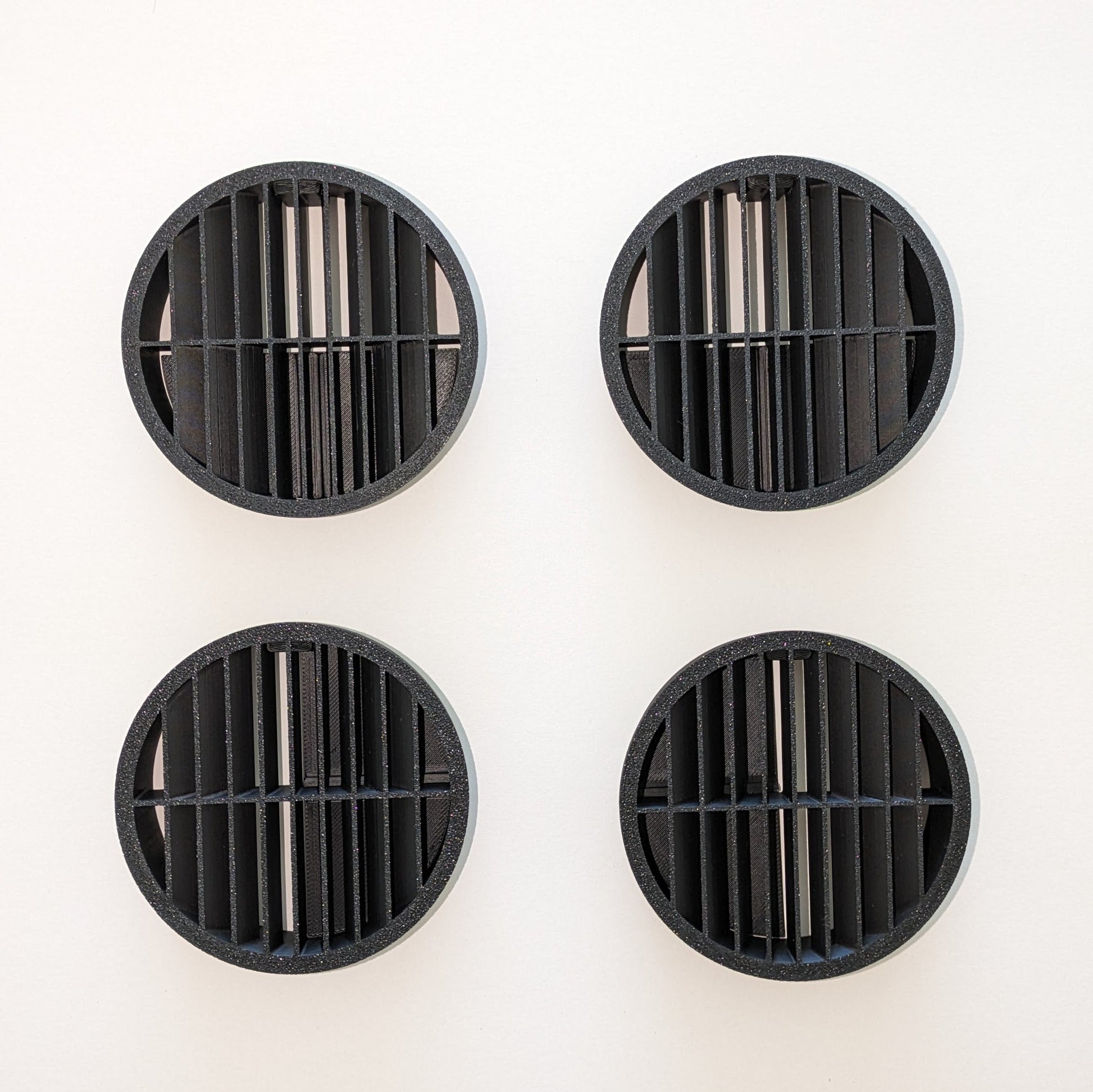 4x Demister Vent Set 390699 NEW Range Rover Classic — Complete set of 4x Demister vent for your Range Rover Classic. DIRECT replacement for 390699 compatible with Range Rovers from 1970 to 1993 (Hard Dash). The originals are prone to breaking when exposed to high temperatures and sunlight and are no longer available. Made of stronger, heat and sunlight resistant materials.