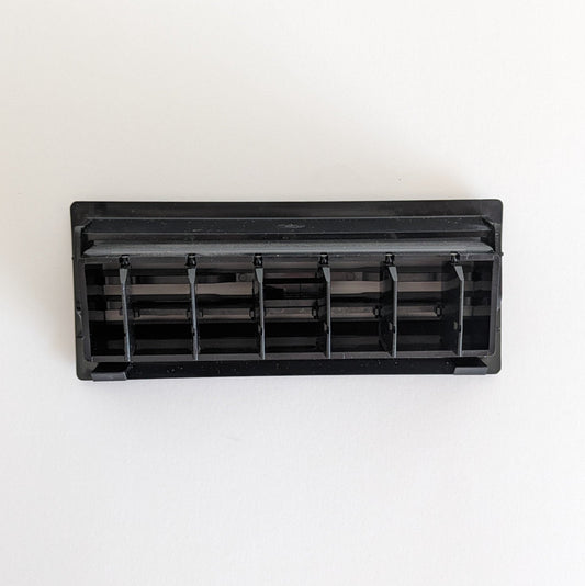 Dash Vent – Range Rover Classic & Defender (BTR7071 / BTR7072) — The dash air vent is a direct replacement for the original dashboard ventilation outlets fitted to Land Rover Defender and Range Rover Classic models. Designed to restore proper airflow and maintain a clean, factory look inside the cabin. Compatible Vehicles: Land Rover Defender – from 1987 onwards (all models) Range Rover Classic – up to 1994