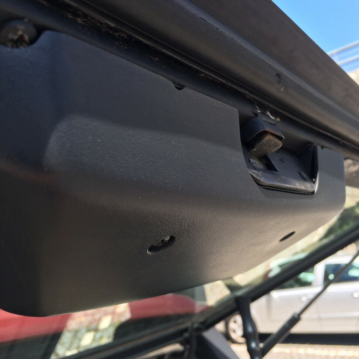 Range Rover Classic - Tailgate latch cover - MWC 8557 MWC8557 — Land Rover Cover-tailgate latch ( MWC8557 ) part for Range Rover Classic 1986 - 1991 (to Ha610293), Range Rover Classic 1992 - 1994 (from Ja610294) Classic. Reproduction of the original, made of fiberglass