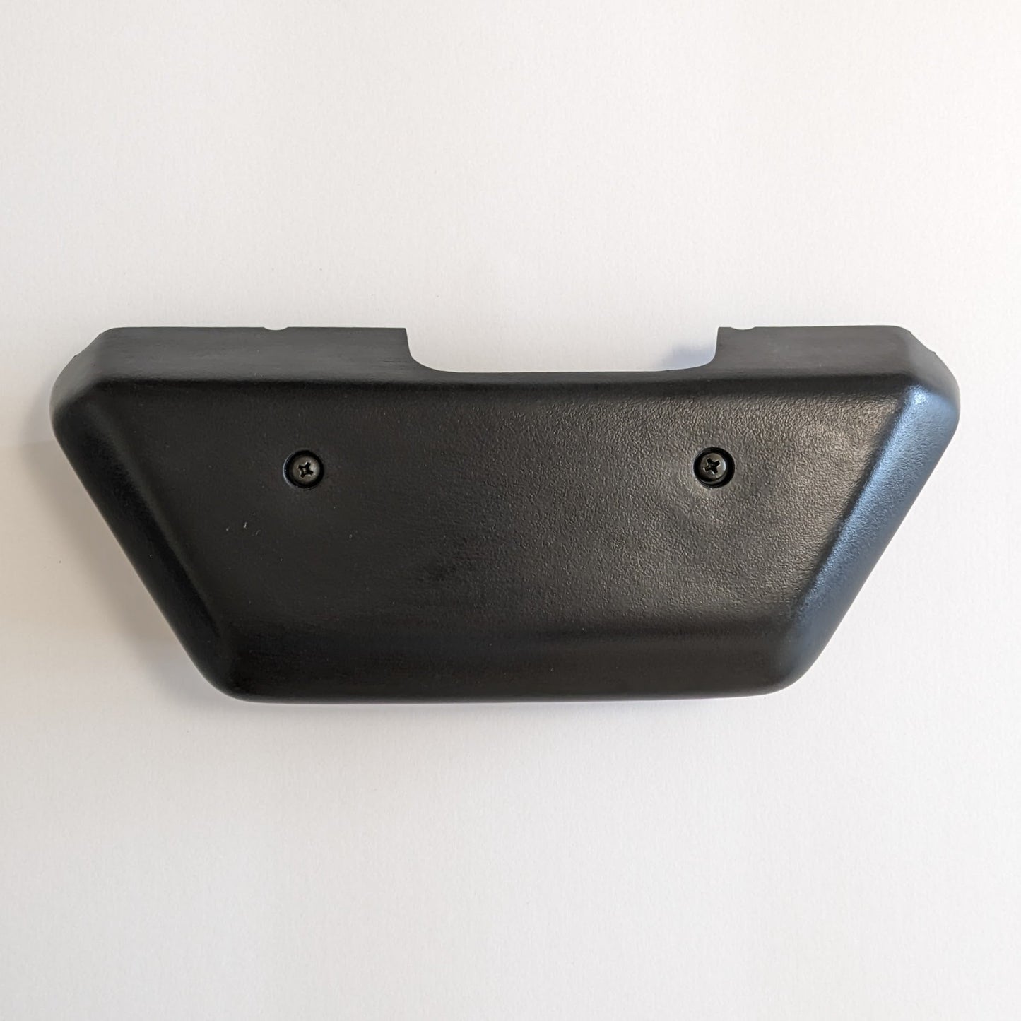 Range Rover Classic - Tailgate latch cover - MWC 8557 MWC8557 — Land Rover Cover-tailgate latch ( MWC8557 ) part for Range Rover Classic 1986 - 1991 (to Ha610293), Range Rover Classic 1992 - 1994 (from Ja610294) Classic. Reproduction of the original, made of fiberglass