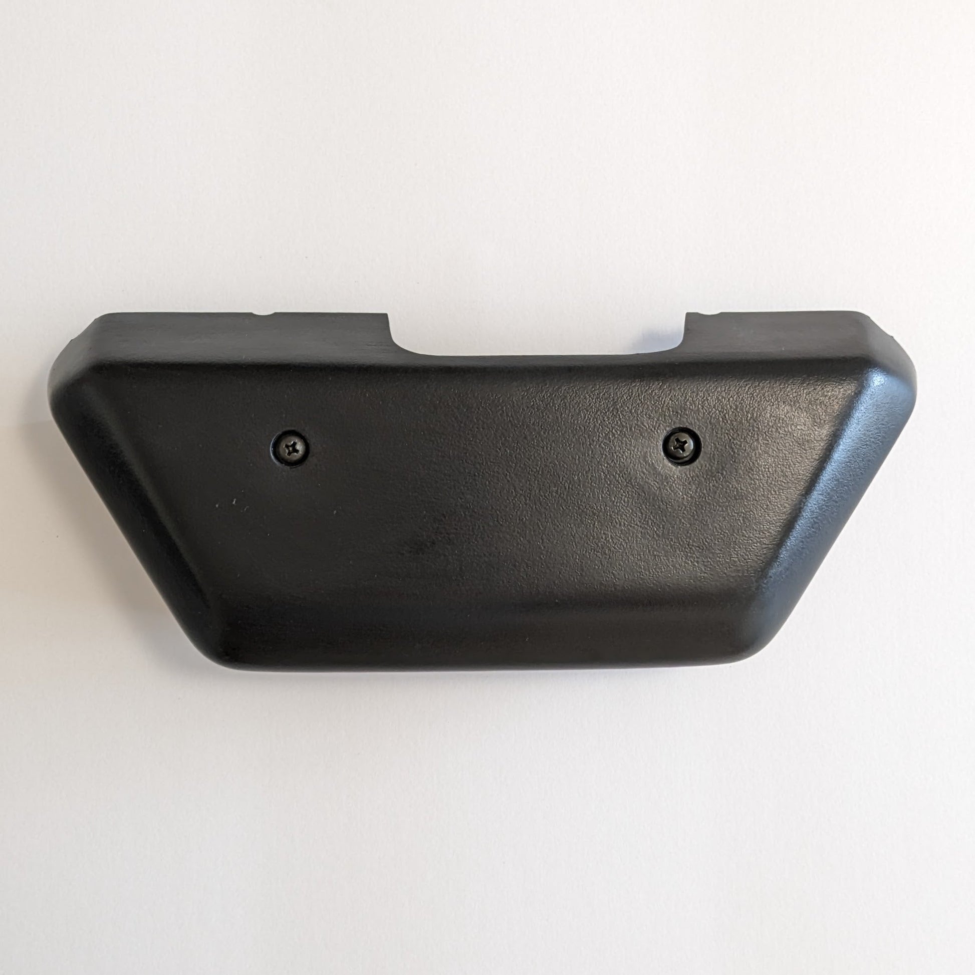 Range Rover Classic - Tailgate latch cover - MWC 8557 MWC8557 — Land Rover Cover-tailgate latch ( MWC8557 ) part for Range Rover Classic 1986 - 1991 (to Ha610293), Range Rover Classic 1992 - 1994 (from Ja610294) Classic. Reproduction of the original, made of fiberglass