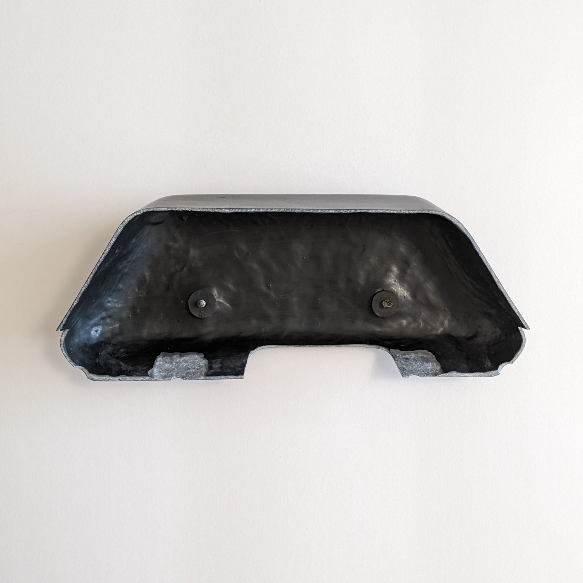 Range Rover Classic - Tailgate latch cover - MWC 8557 MWC8557 — Land Rover Cover-tailgate latch ( MWC8557 ) part for Range Rover Classic 1986 - 1991 (to Ha610293), Range Rover Classic 1992 - 1994 (from Ja610294) Classic. Reproduction of the original, made of fiberglass