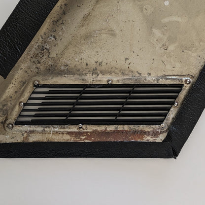 Rear Quarter Panel Vents Pair  RTC6698 & RTC6699 NEW Range Rover Classic — Pair of Rear Quarter Panel Vents for NEW Range Rover Classic Left and Right Side. Using stainless steel screws instead of the fragile pins. Parts Included: - 1x RTC6698 / 390515 - 1x RTC6699 / 390516 - 18x Stainless Steel Screws