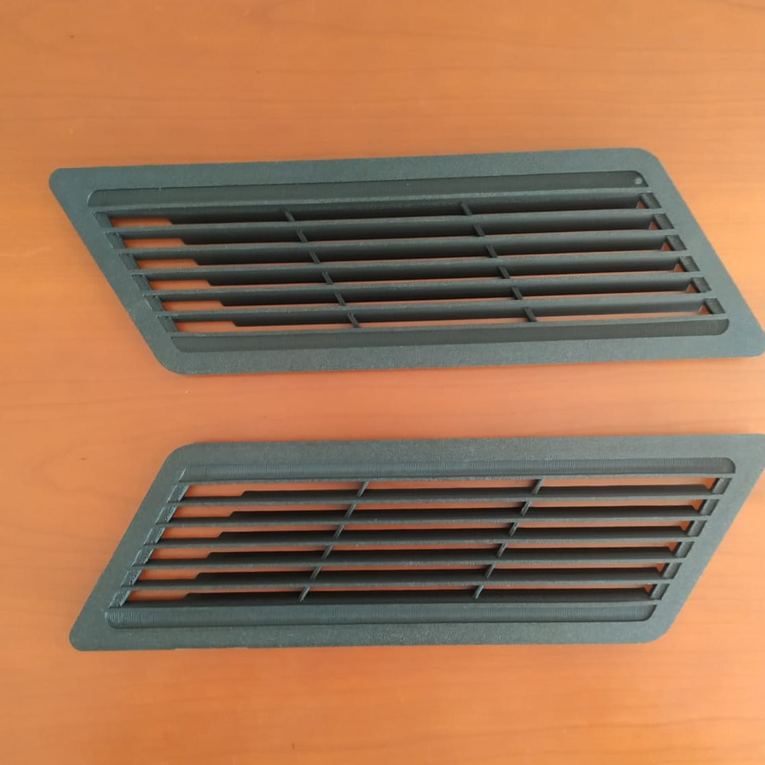 Rear Quarter Panel Vents Pair  RTC6698 & RTC6699 NEW Range Rover Classic — Pair of Rear Quarter Panel Vents for NEW Range Rover Classic Left and Right Side. Using stainless steel screws instead of the fragile pins. Parts Included: - 1x RTC6698 / 390515 - 1x RTC6699 / 390516 - 18x Stainless Steel Screws