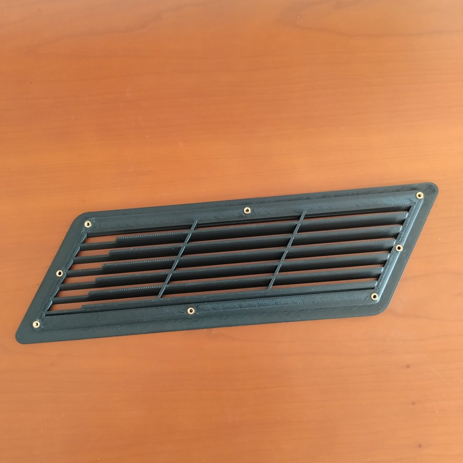 Rear Quarter Panel Vents Pair  RTC6698 & RTC6699 NEW Range Rover Classic — Pair of Rear Quarter Panel Vents for NEW Range Rover Classic Left and Right Side. Using stainless steel screws instead of the fragile pins. Parts Included: - 1x RTC6698 / 390515 - 1x RTC6699 / 390516 - 18x Stainless Steel Screws