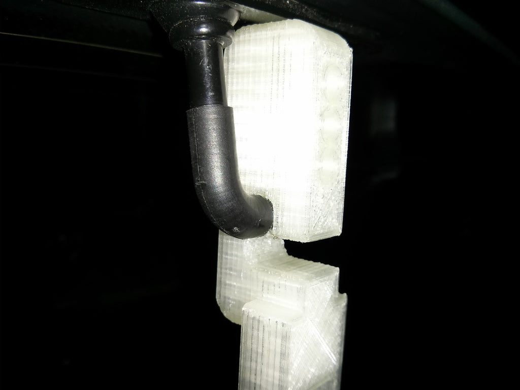 Smart Fortwo rear window spacer — With this simple part your rear window will stay a bit open. It is not possible to open the trunk without the key. This part fits only on Smarts from 1998 to 2007
