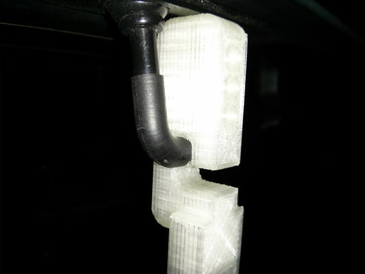 Smart Fortwo rear window spacer — With this simple part your rear window will stay a bit open. It is not possible to open the trunk without the key. This part fits only on Smarts from 1998 to 2007