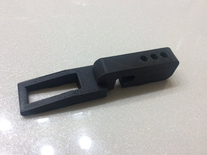 Smart Fortwo rear window spacer — With this simple part your rear window will stay a bit open. It is not possible to open the trunk without the key. This part fits only on Smarts from 1998 to 2007