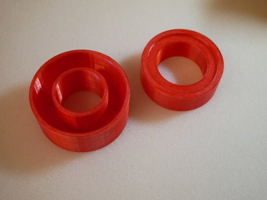 Grease packing tool for Land Rover Defender wheel bearings — This tool helps you push grease quick and clean into the wheel bearings of the Land Rover Defender in the rear. You put the bearing like shown in to the cup. Than you put some grease in it, put the pusher in the correct orientation (as you can also see in the pictures) in it and push. Take the bearing out (some slaps on the back required) and check if it has enough grease.