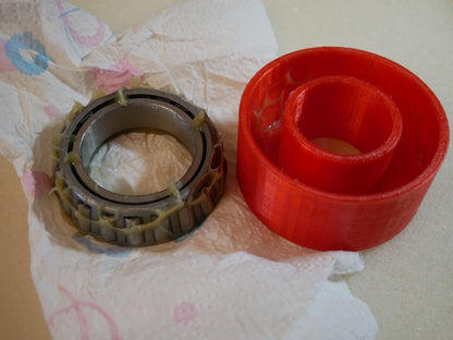 Grease packing tool for Land Rover Defender wheel bearings — This tool helps you push grease quick and clean into the wheel bearings of the Land Rover Defender in the rear. You put the bearing like shown in to the cup. Than you put some grease in it, put the pusher in the correct orientation (as you can also see in the pictures) in it and push. Take the bearing out (some slaps on the back required) and check if it has enough grease.
