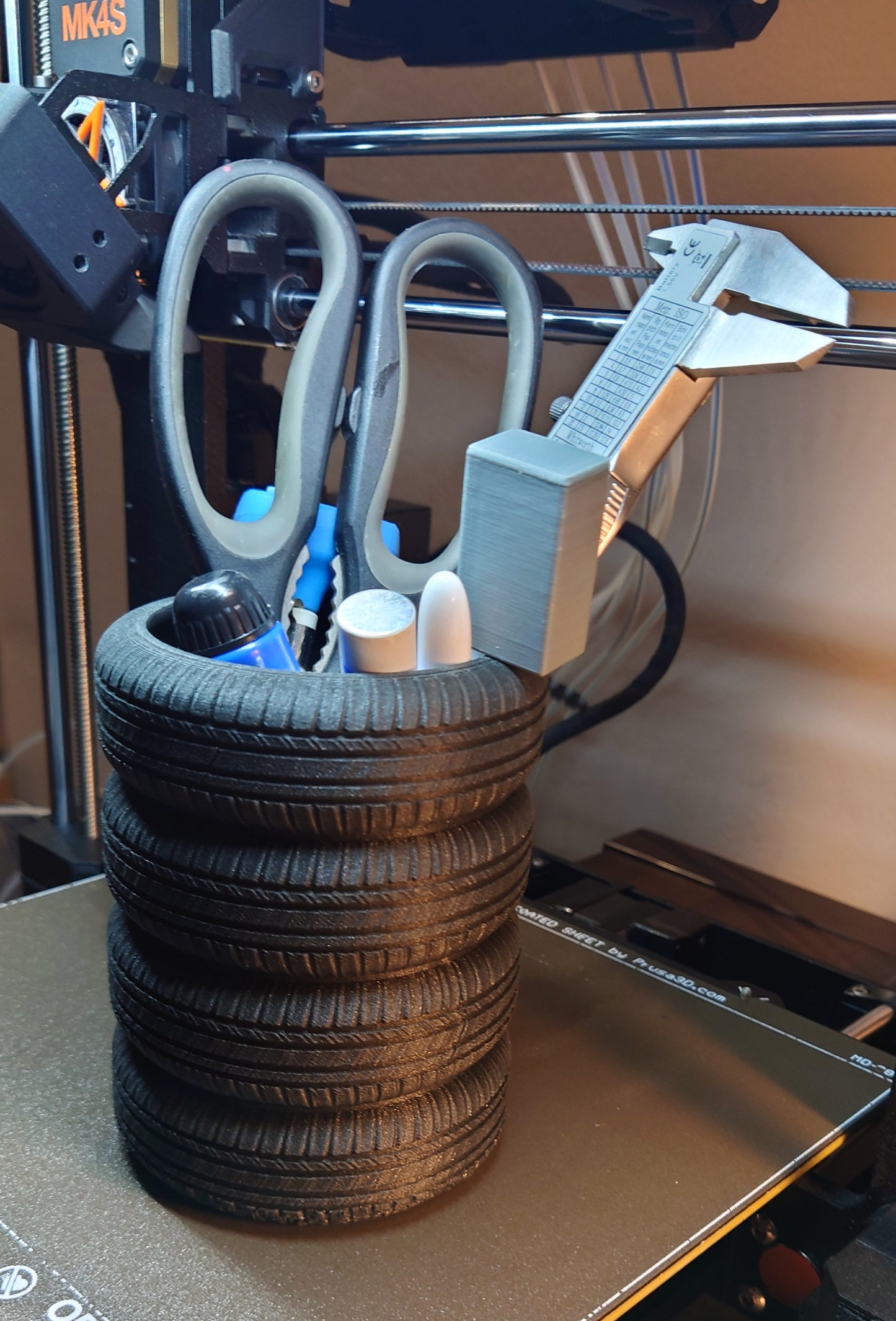 Mud Tire Pen Holder – Offroad Bogger Tire Pen Cup, Flat Bottom Pencil Organizer — Mud tire style for your desk or garage. This offroad bogger tire pen cup keeps pens and pencils in one place while adding a bold wheel-inspired look to any workspace. Loose pens rolling around the bench or cluttering a drawer? A flat-bottom tire pen holder gives you a steady spot that stays put and looks right at home in an office or garage setup. Offroad bogger tire pen holder cup Flat bottom pencil organizer design Compact…